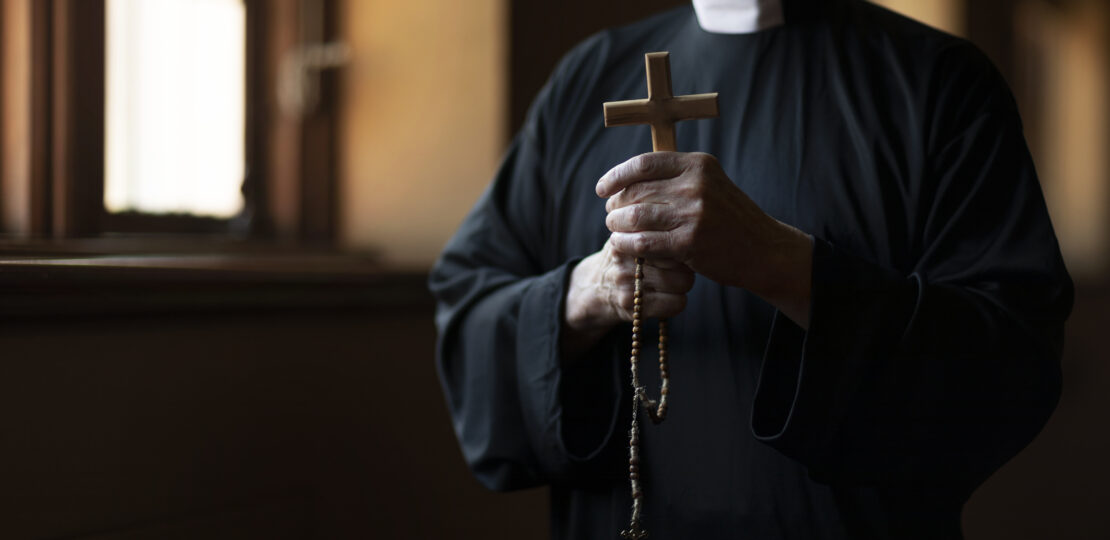 pretre priant a l eglise